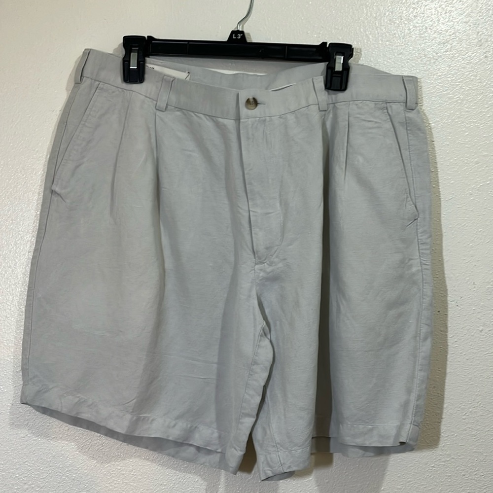 Perry Ellis men’s part linen cream colored shorts. Size 38.